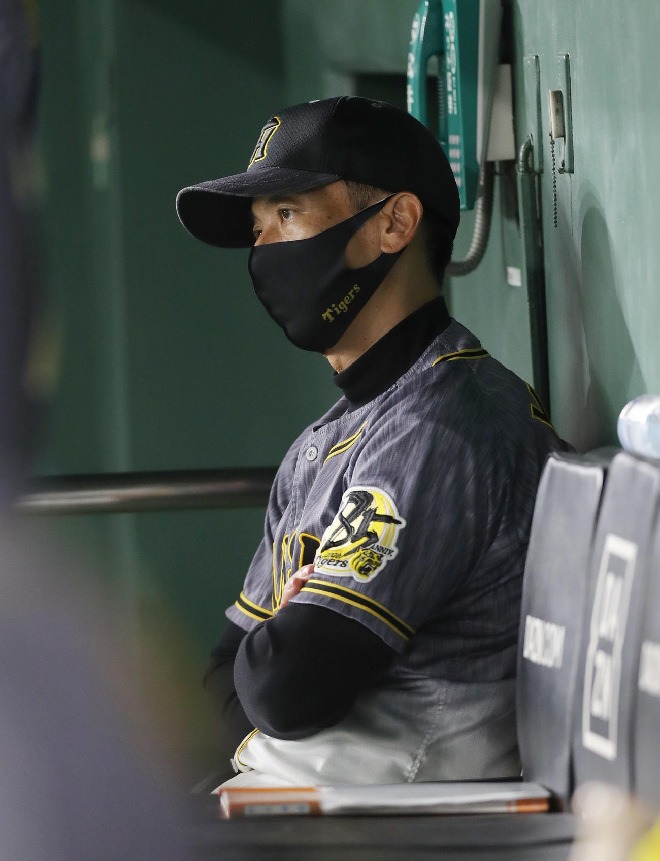 ベンチで厳しい表情を見せる矢野監督（2020年10月23日撮影）