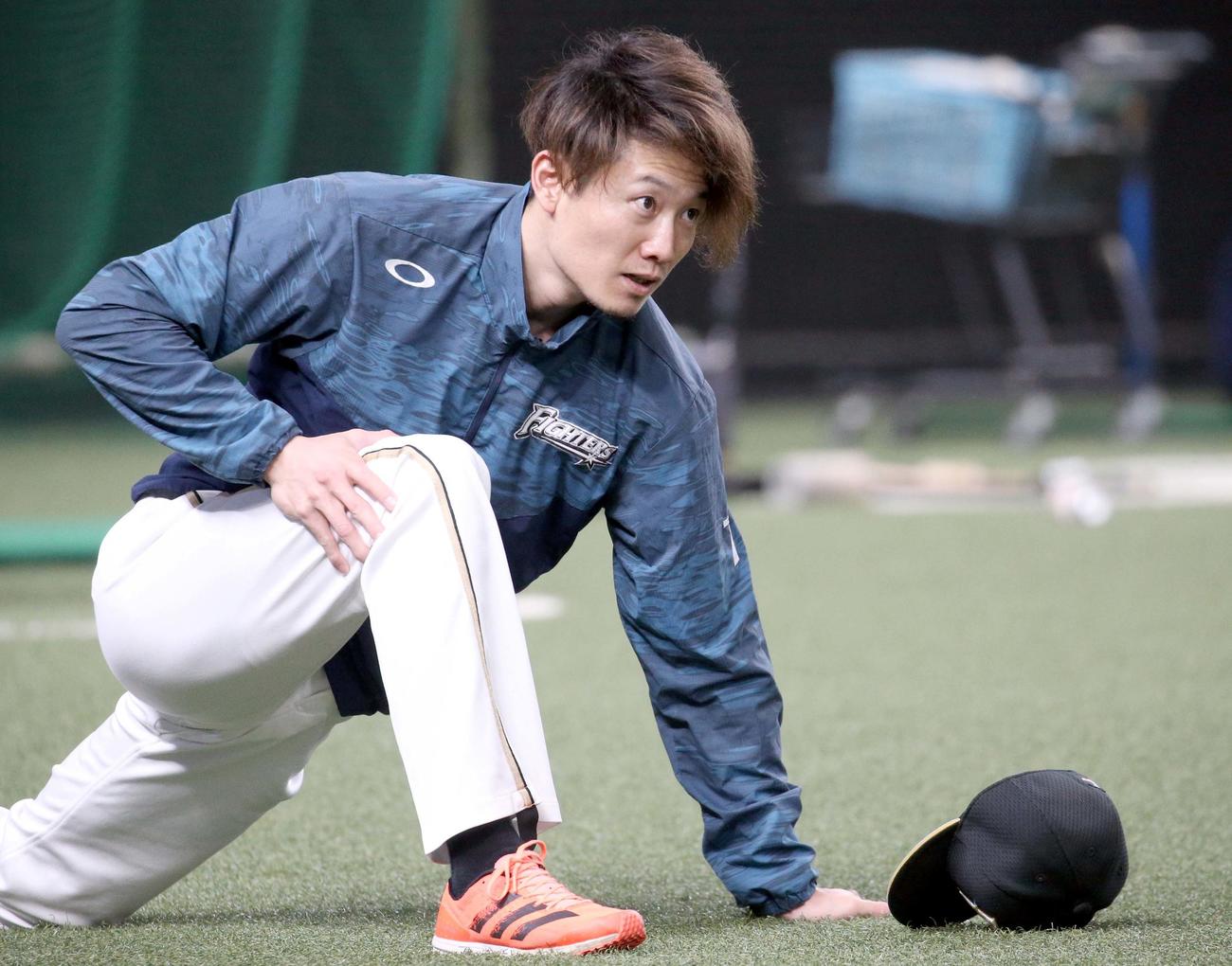 西武対日本ハム　ウオーミングアップをする日本ハム西川（撮影・佐藤翔太）