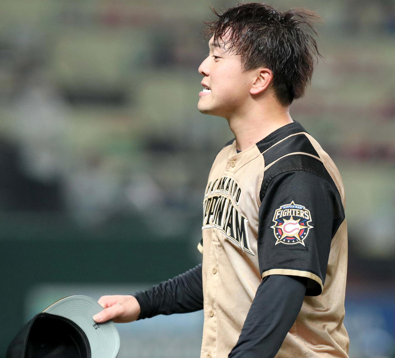 西武対日本ハム　追加点を許しがっかりした様子でベンチに戻る日本ハム生田目（撮影・佐藤翔太）