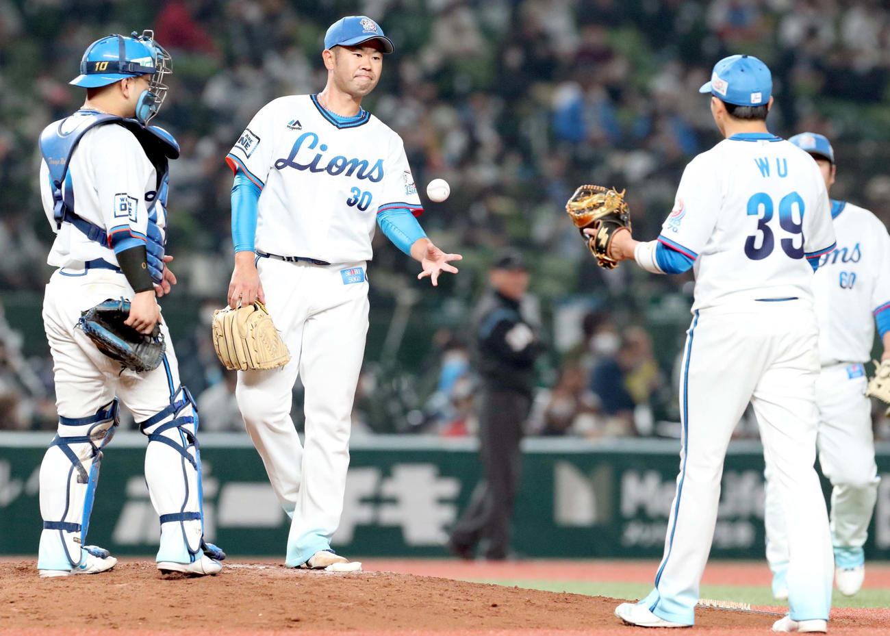 西武対日本ハム　7回途中で降板する西武榎田（左から2人目）（撮影・佐藤翔太）