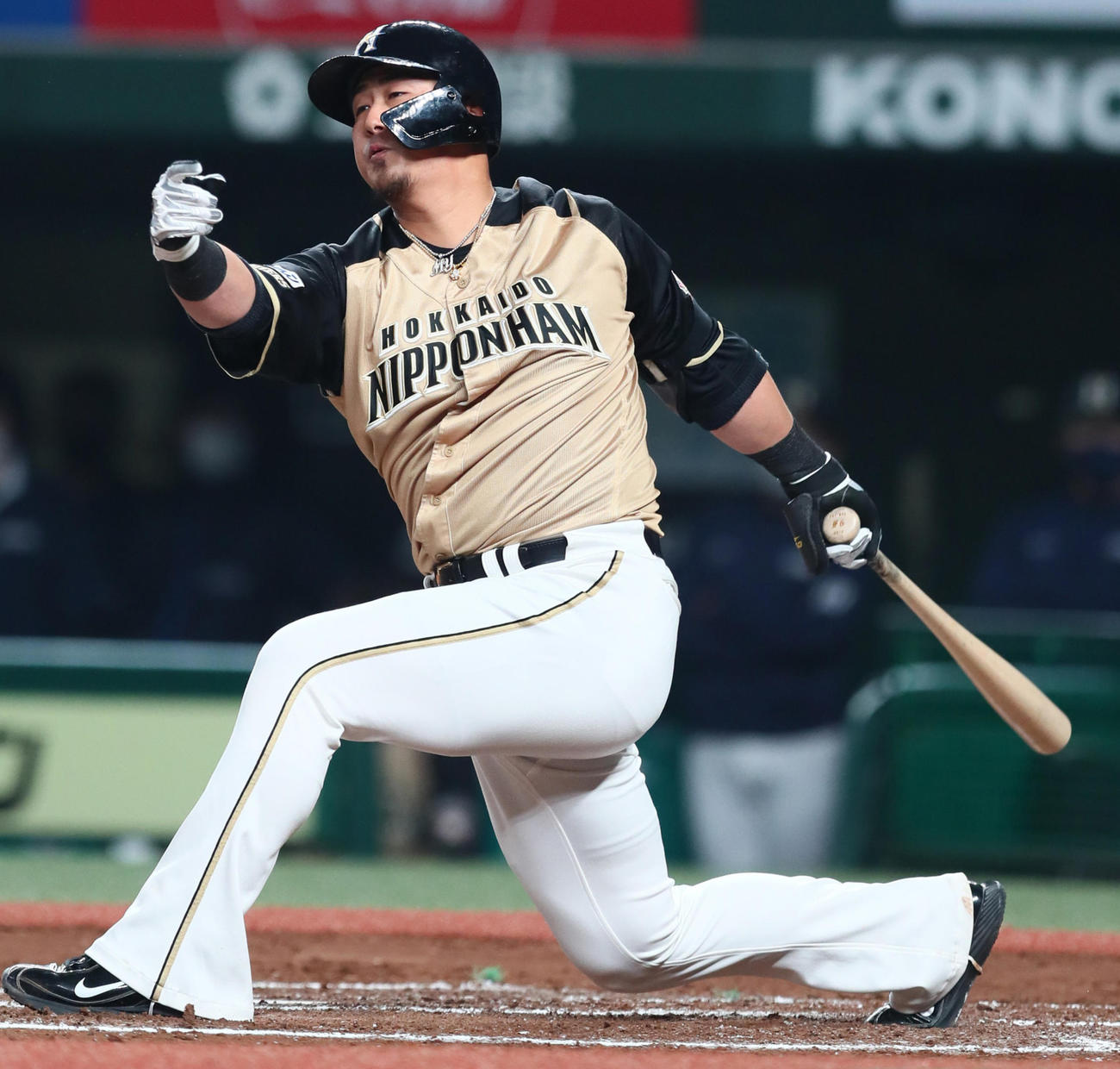 西武対日本ハム　7回表日本ハム1死一、二塁、空振り三振に倒れる中田（撮影・足立雅史）