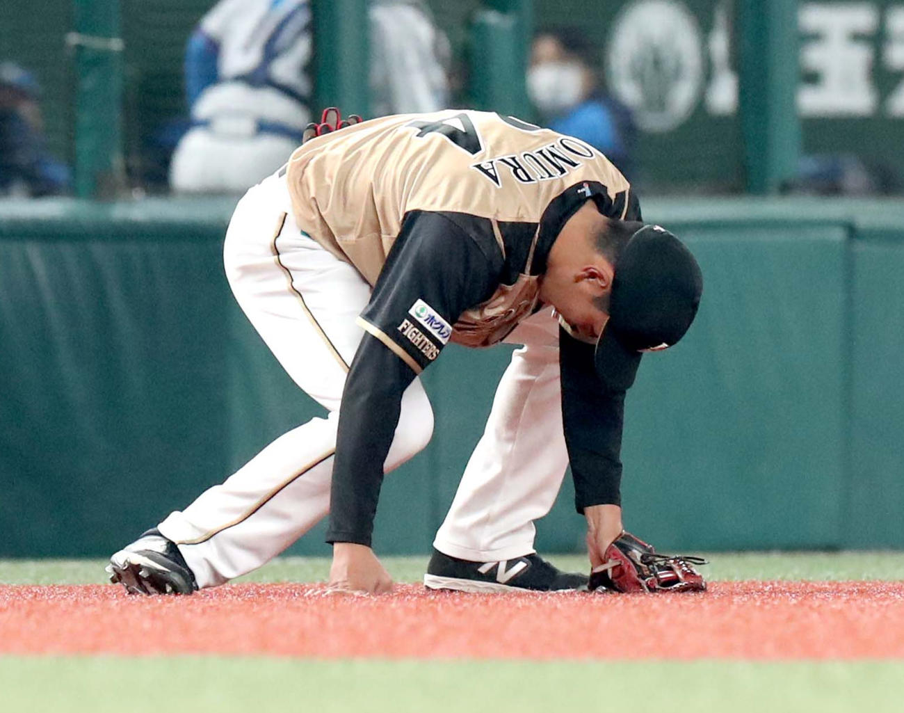 西武対日本ハム　7回裏西武無死、中村の打球をファンブルし捕球できない日本ハム三塁手野村（撮影・佐藤翔太）