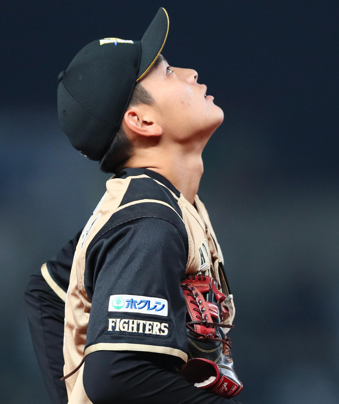 西武対日本ハム　7回裏西武無死、中村の打球を失策し天を見上げる三塁手野村（撮影・足立雅史）