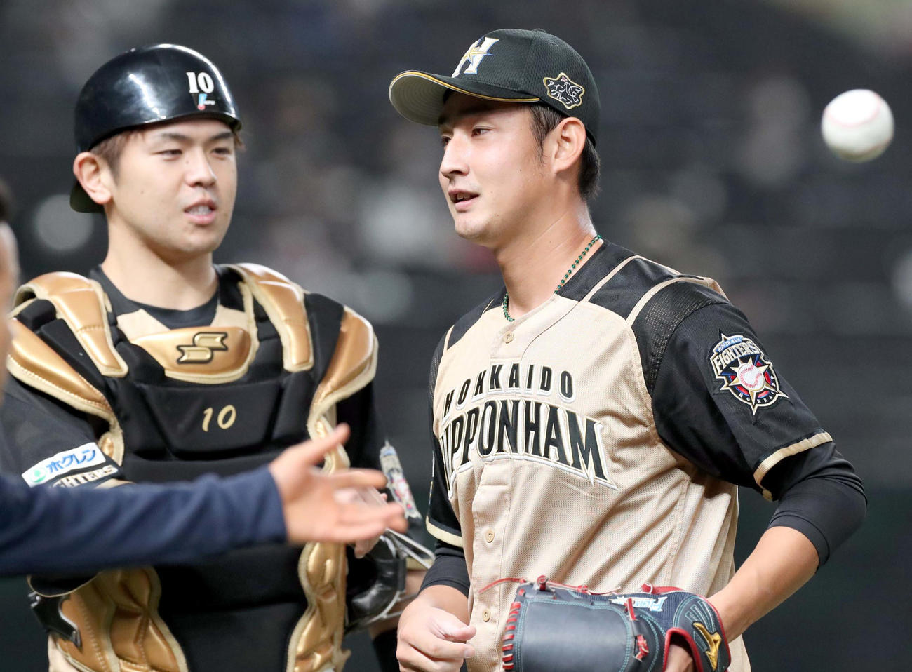 西武対日本ハム　7回裏を無失点に抑え笑顔でベンチに戻る日本ハム望月（右）（撮影・佐藤翔太）
