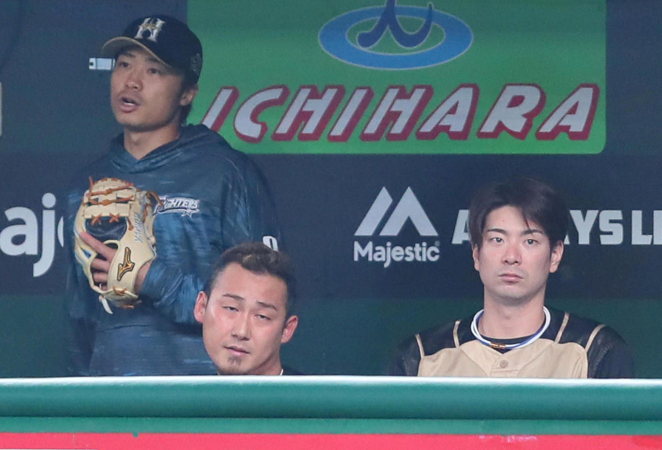 西武対日本ハム　7回表日本ハム1死一、二塁、空振り三振に倒れベンチで浮かない顔を見せる中田（中央）（撮影・足立雅史）