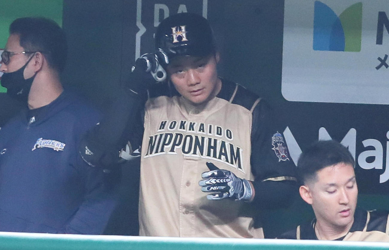 西武対日本ハム　8回表日本ハム1死、二ゴロに倒れた代打清宮（中央）はベンチで浮かない表情を見せる（撮影・足立雅史）
