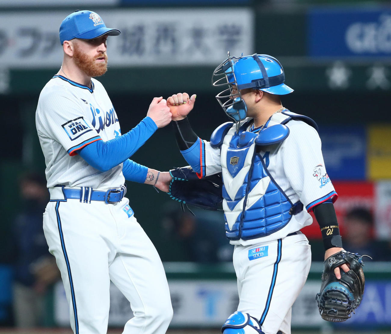 西武対日本ハム　勝利しタッチを交わす西武のギャレット（左）と森（撮影・足立雅史）
