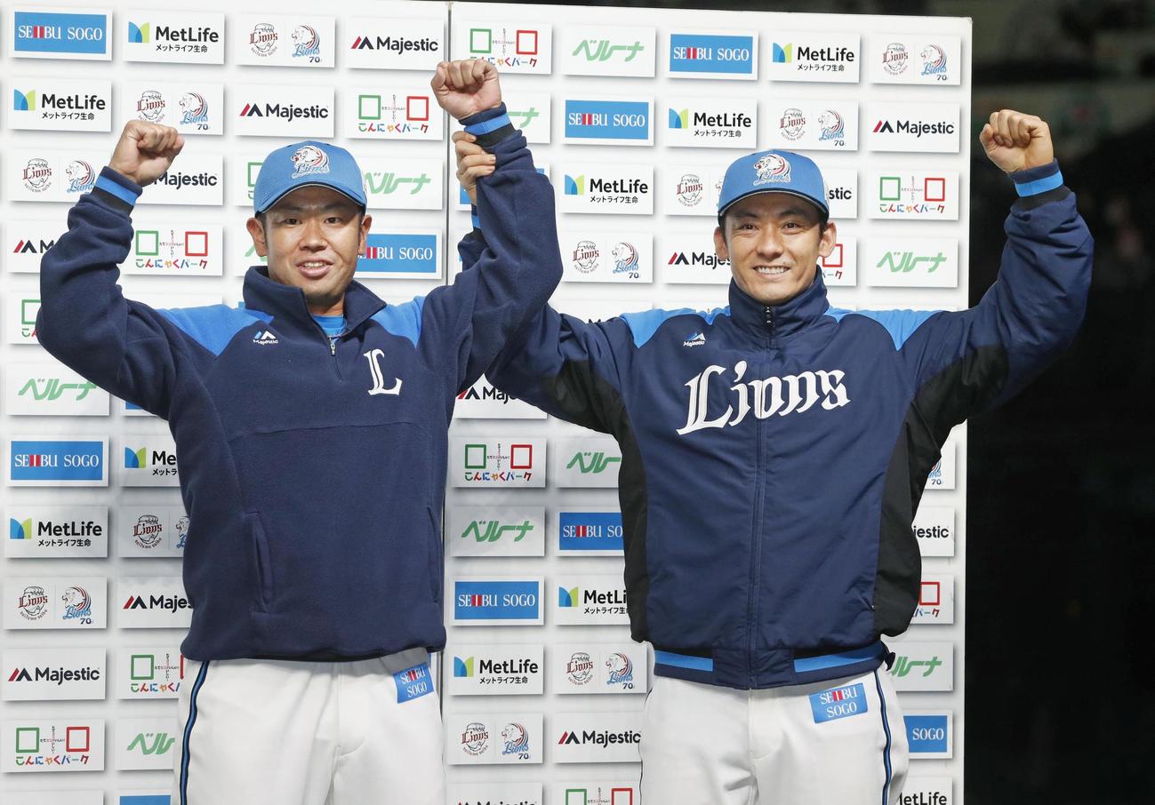 日本ハムに勝利し、お立ち台でポーズをとる西武の榎田（左）と栗山（共同）