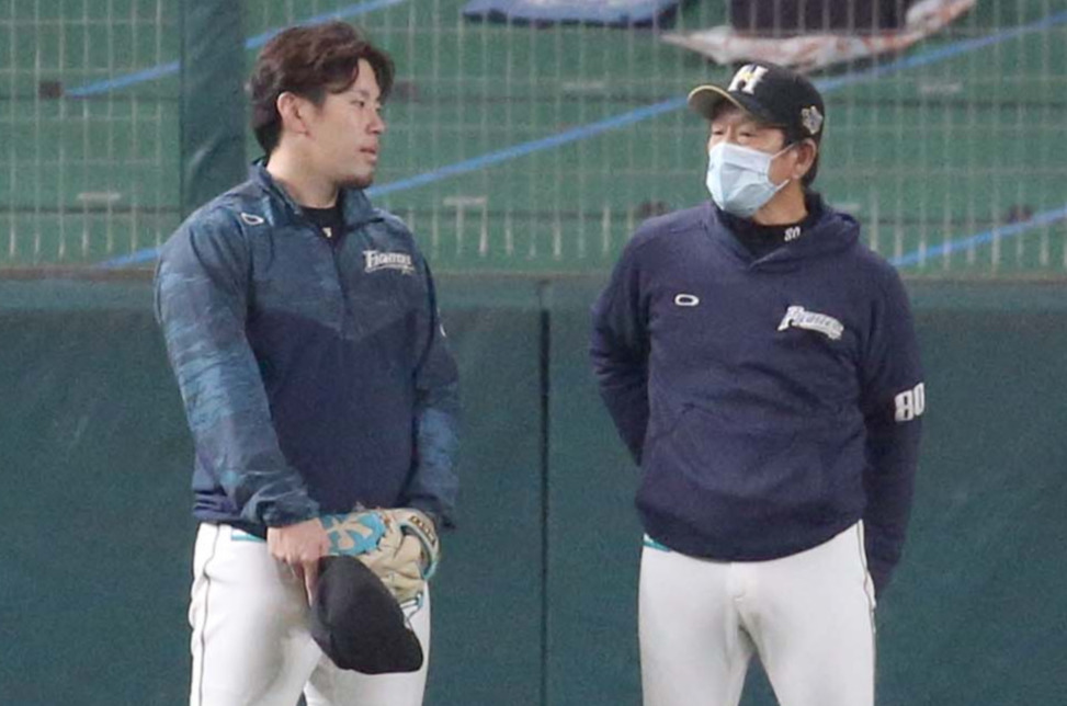 西武対日本ハム　試合前、会話をする日本ハム西村（左）と栗山監督（撮影・佐藤翔太）
