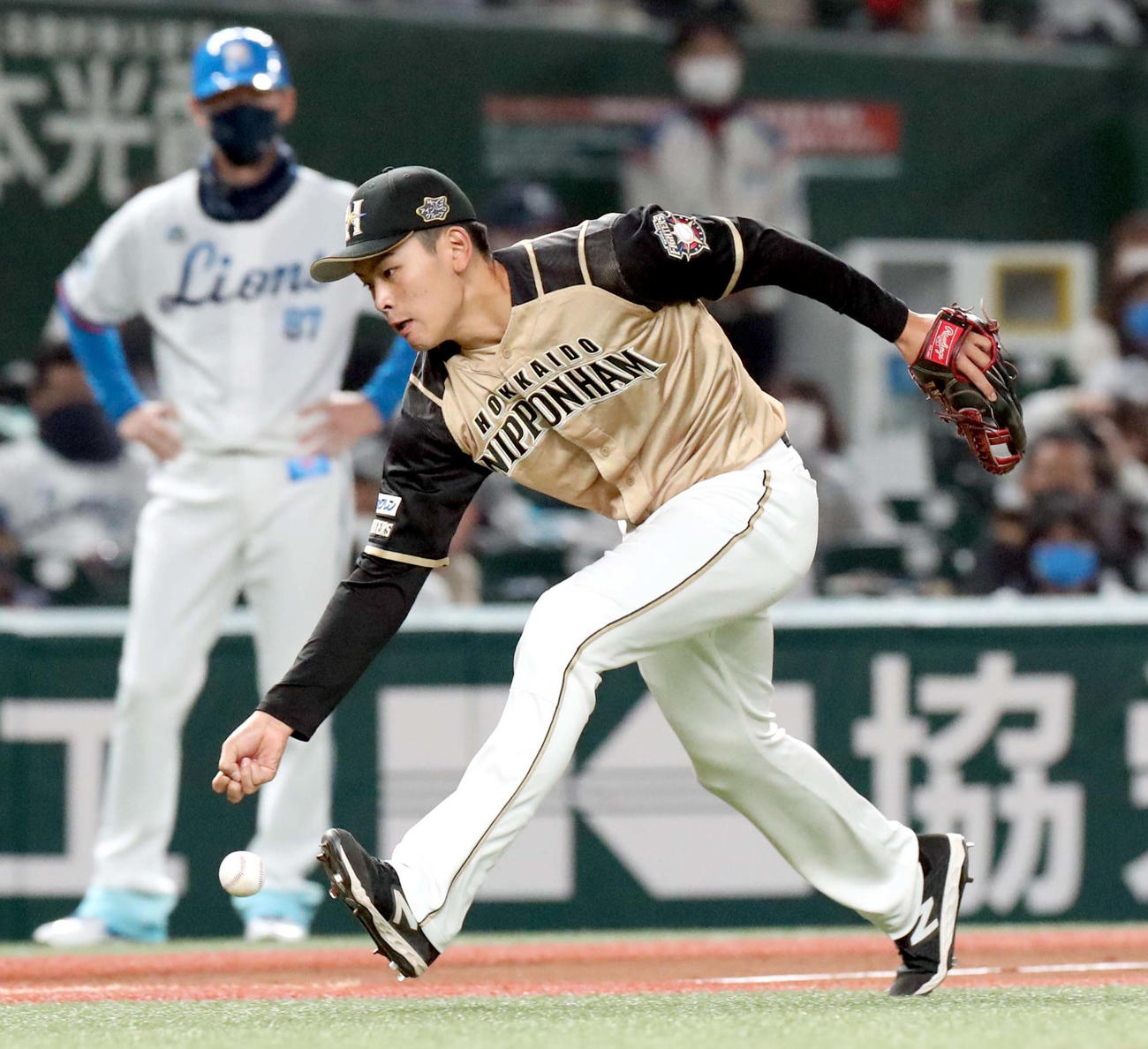 西武対日本ハム　1回裏西武無死、金子の打球をファンブルする日本ハム三塁手野村（撮影・佐藤翔太）