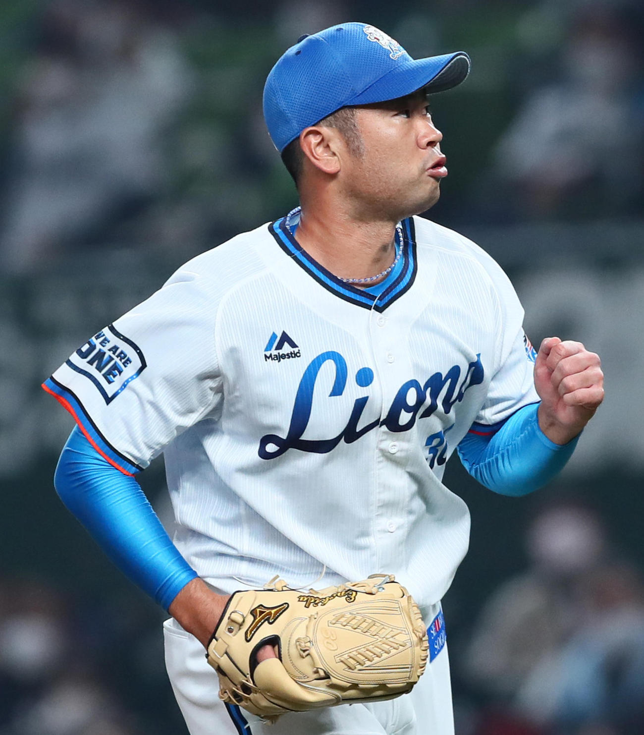 西武対日本ハム　4回表日本ハム1死一塁、西川を投ゴロ併殺打に仕留めガッツポーズする榎田（撮影・足立雅史）