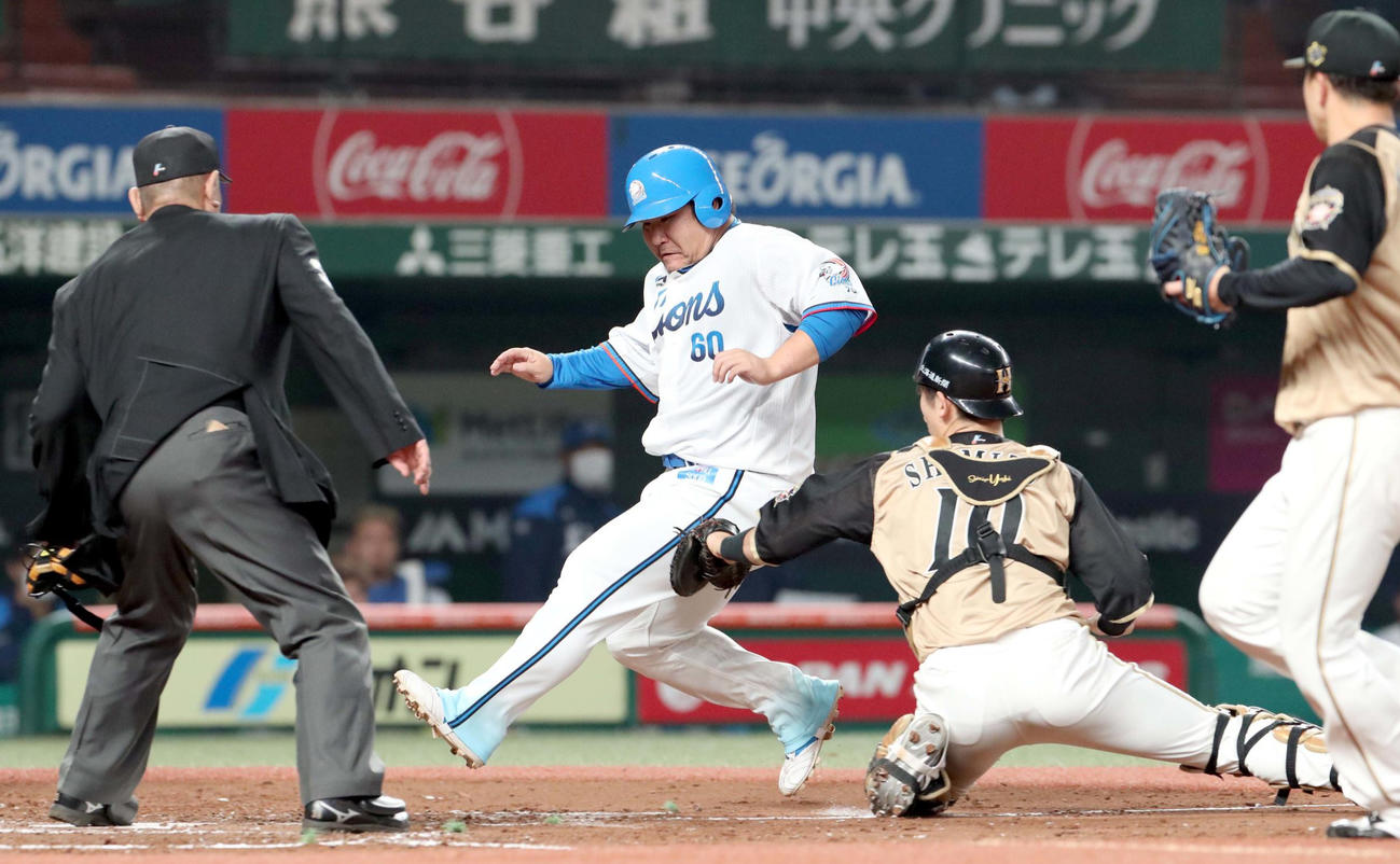 西武対日本ハム　4回裏西武2死一、三塁、本塁生還を試みるもタッチアウトになる三塁走者の中村（撮影・佐藤翔太）