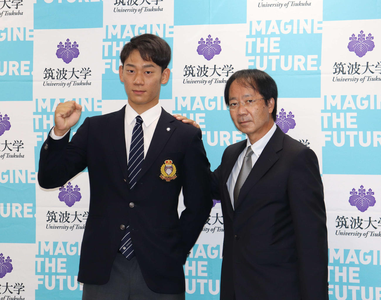 巨人内田スカウト（右）に指名あいさつを受けた筑波大・奈良木陸（左）（撮影・小早川宗一郎）