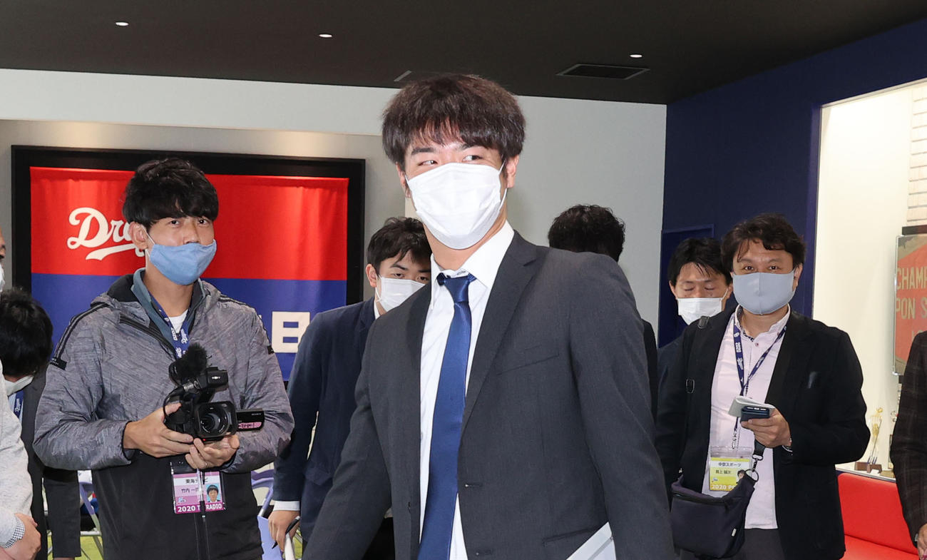 戦力外通告を受け球団事務所を後にする鈴木翔太（2020年11月3日）