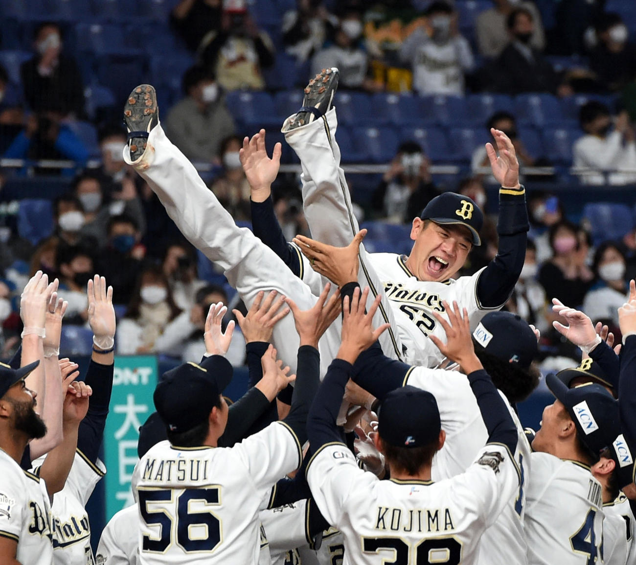 引退試合でナインから胴上げされる山崎勝己（2020年11月6日）