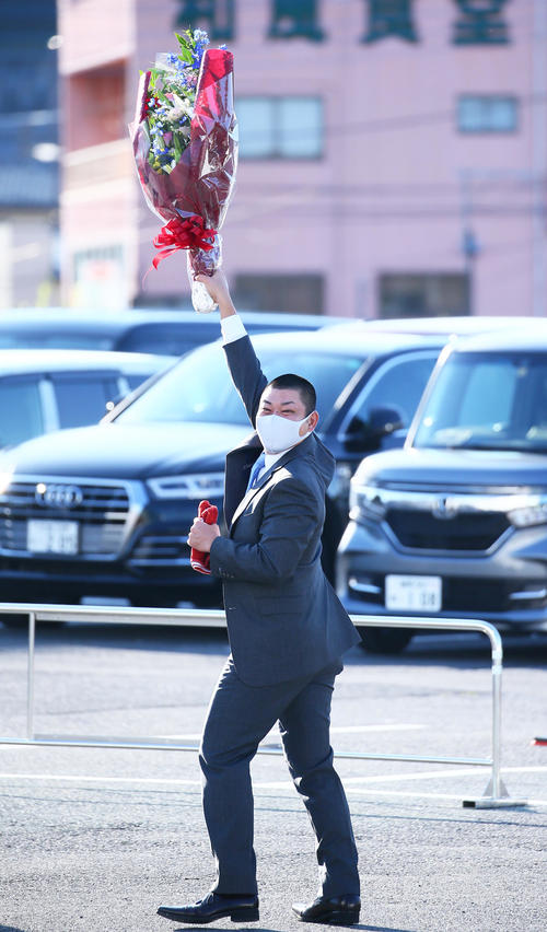 引退会見を終え、花束を手に球団事務所を後にする西武高橋朋(2020年10月20日)