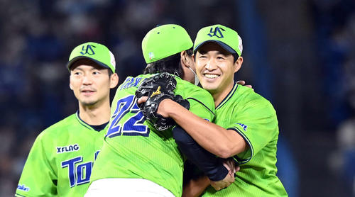 高津監督(手前)と抱き合いマウンドを降りるヤクルト五十嵐(2020年10月25日)