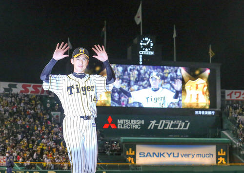今季最終戦後にファンの声援に手を振って応える阪神能見(2020年11月11日)