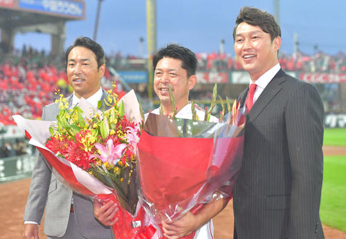 引退セレモニーで黒田博樹氏(左)、新井貴浩氏(右)と記念写真に納まる石原慶