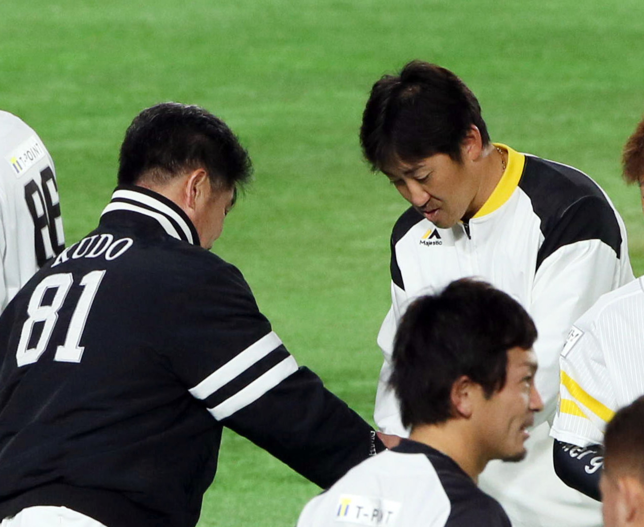 1軍練習に合流し工藤監督にあいさつする内川（右）（2020年3月24日撮影）