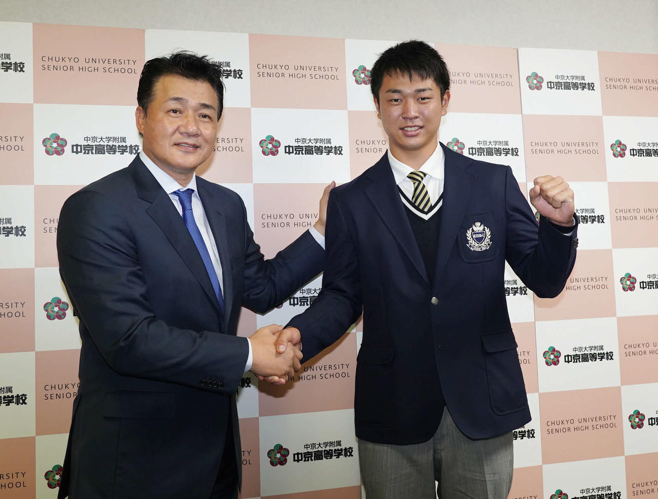 指名あいさつに訪れた中日与田監督（左）と握手を交わすドラフト1位の中京大中京・高橋（撮影・森本幸一）
