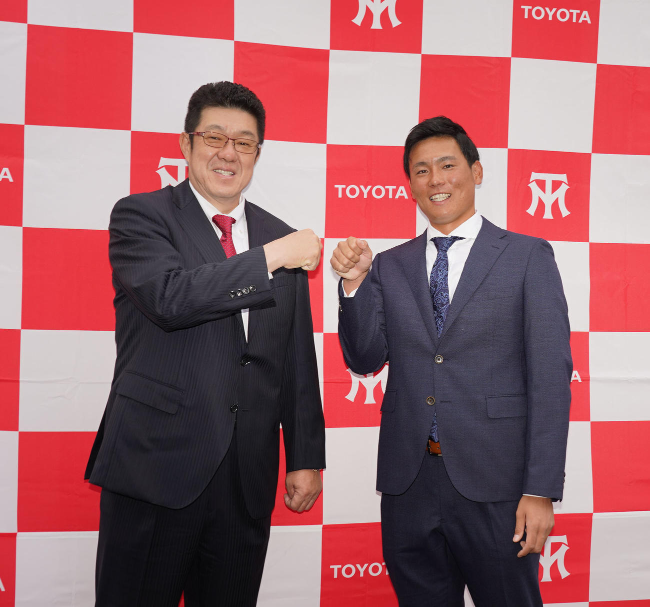 広島から1位指名され佐々岡真司監督（左）と初対面し笑顔でポーズをとる栗林良吏（右）（撮影・森本幸一）