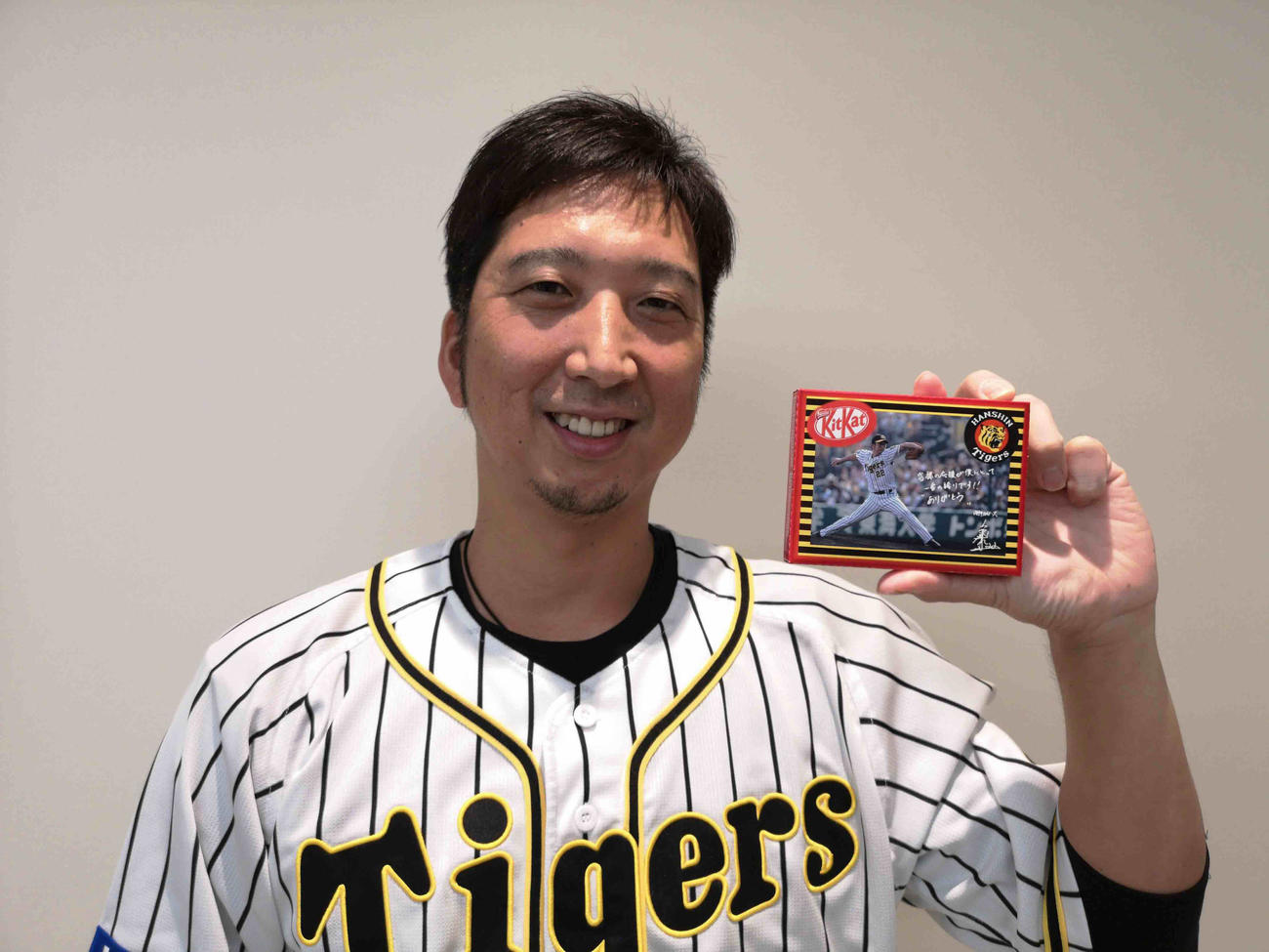 発売される「藤川球児選手オリジナルキットカット」を手にする藤川（球団提供）