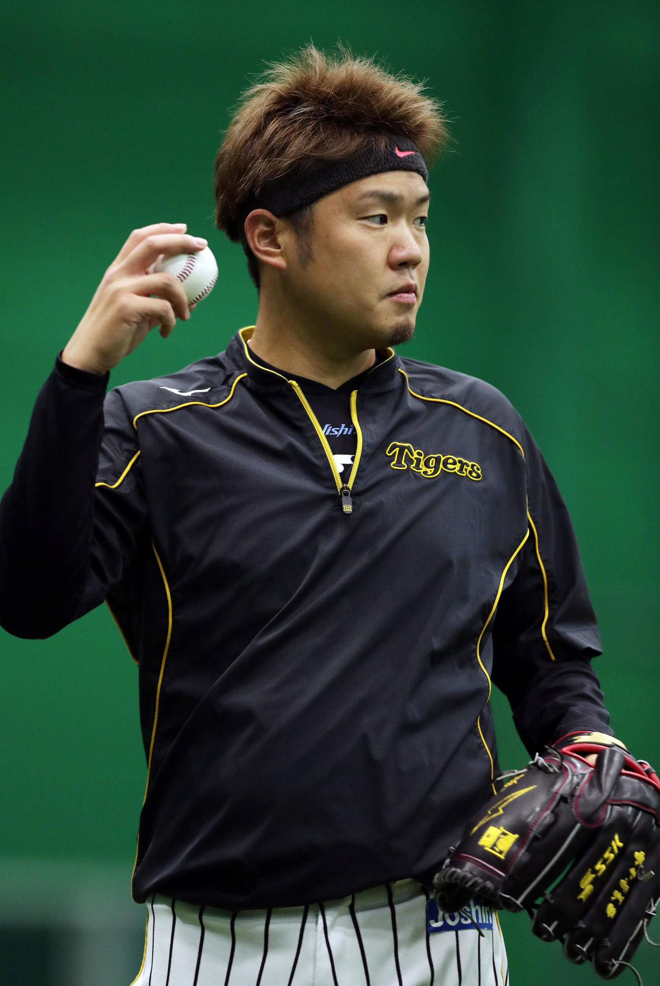 室内練習場でキャッチボールを行う阪神西勇（撮影・前田充）