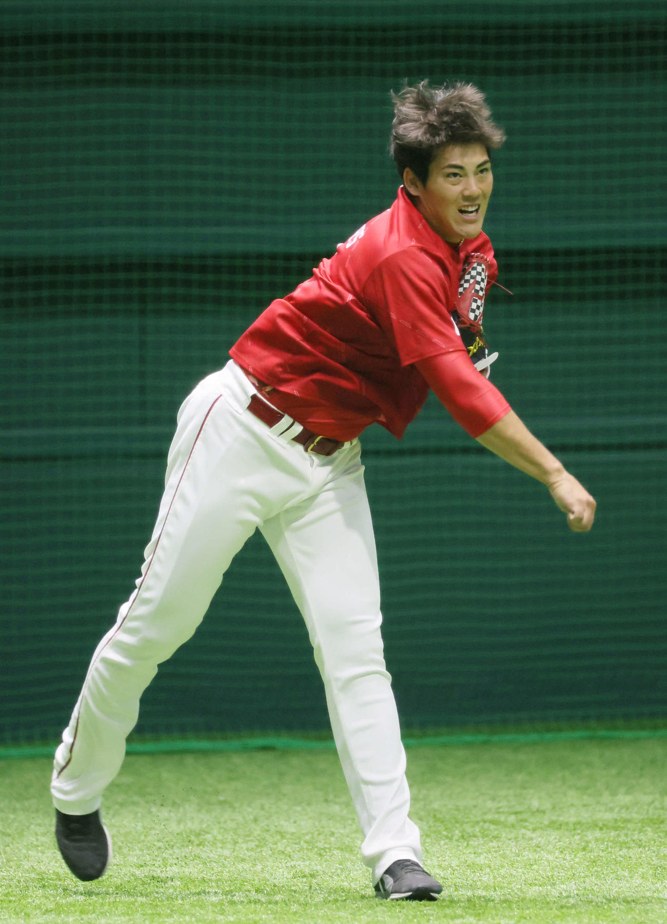 広島投手指名練習　キャッチボールをする九里（撮影・加藤孝規）