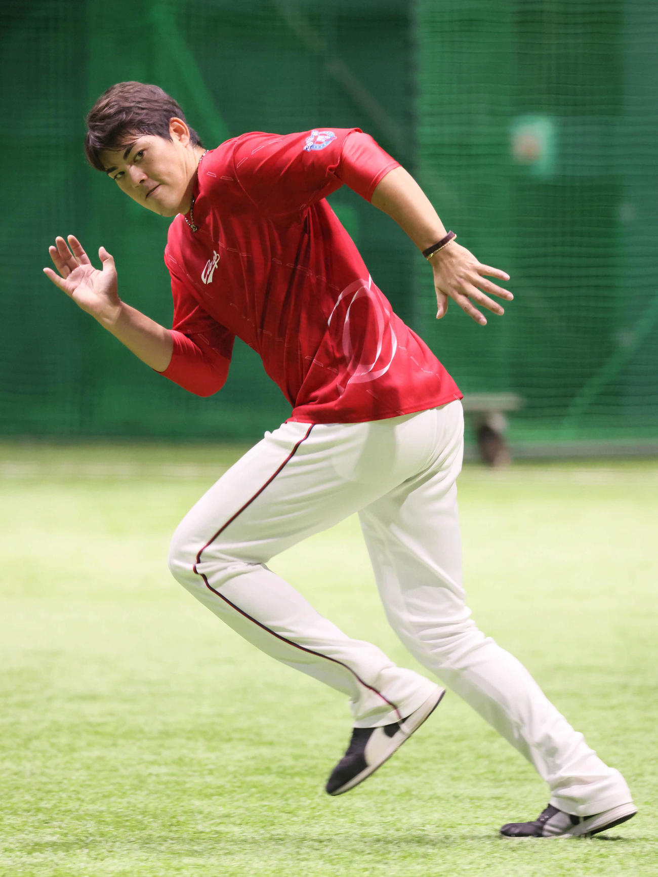 広島投手指名練習　走り込む九里（撮影・加藤孝規）
