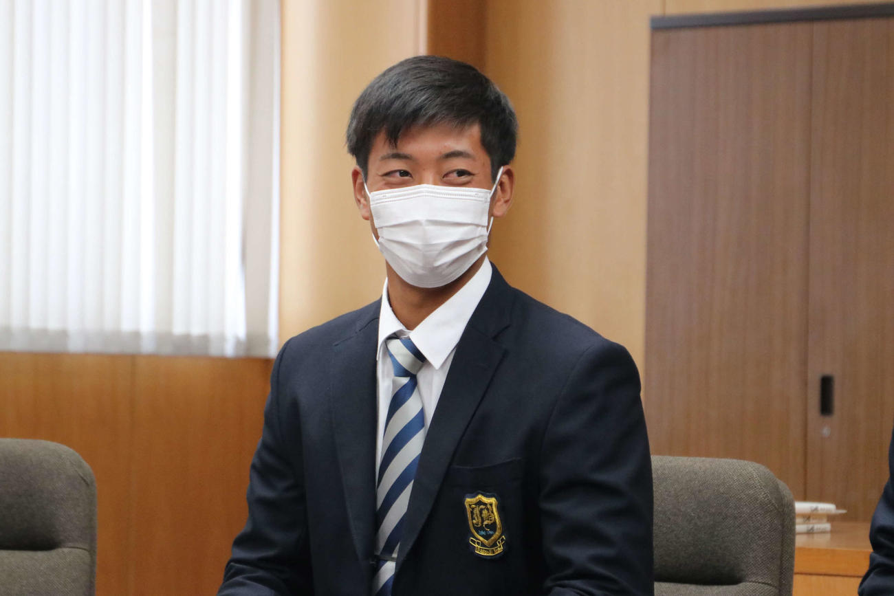 指名あいさつ中に笑顔をみせる上武大・古川（撮影・山崎純一）