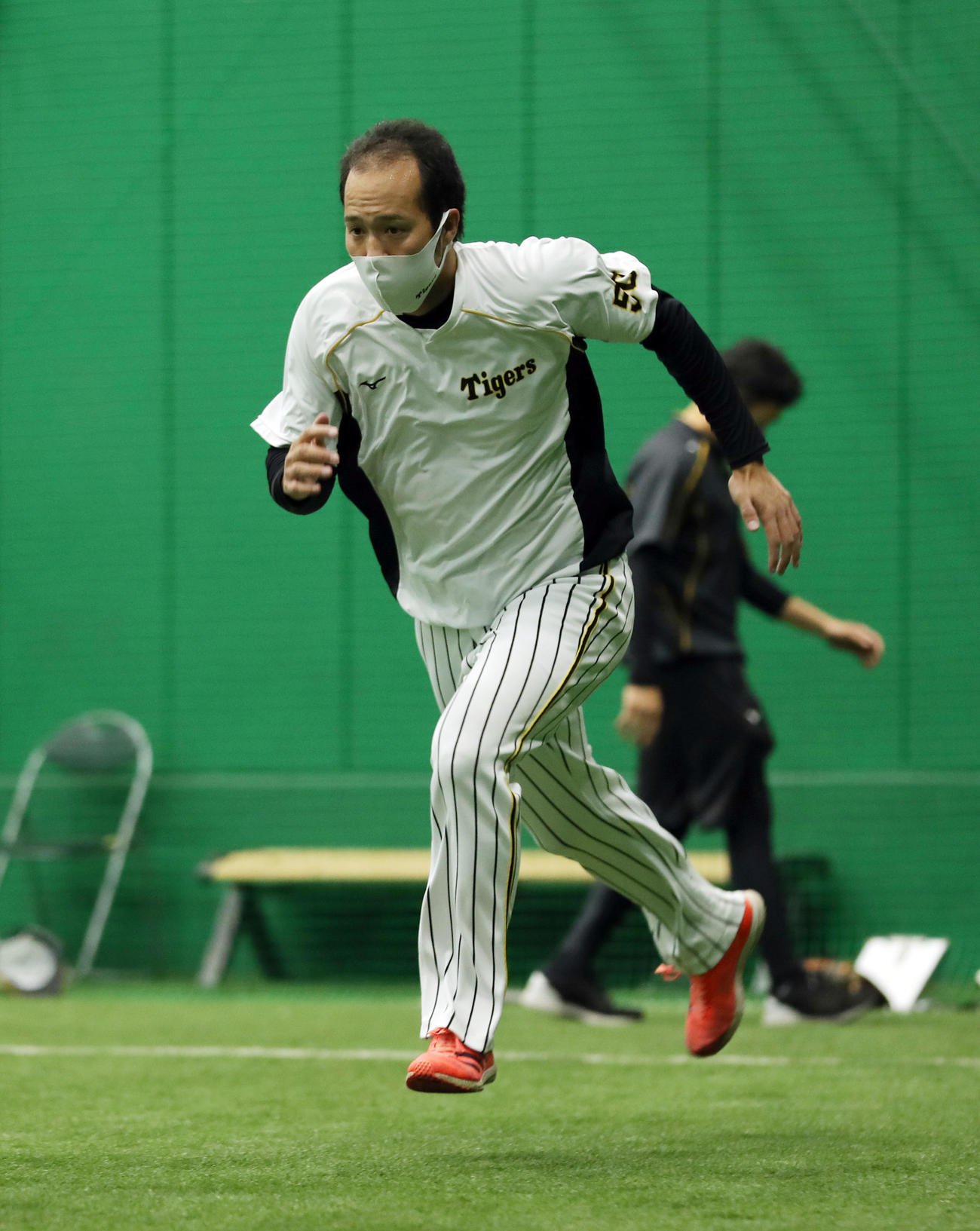 室内練習場でダッシュを繰り返す阪神青柳（撮影・前田充）