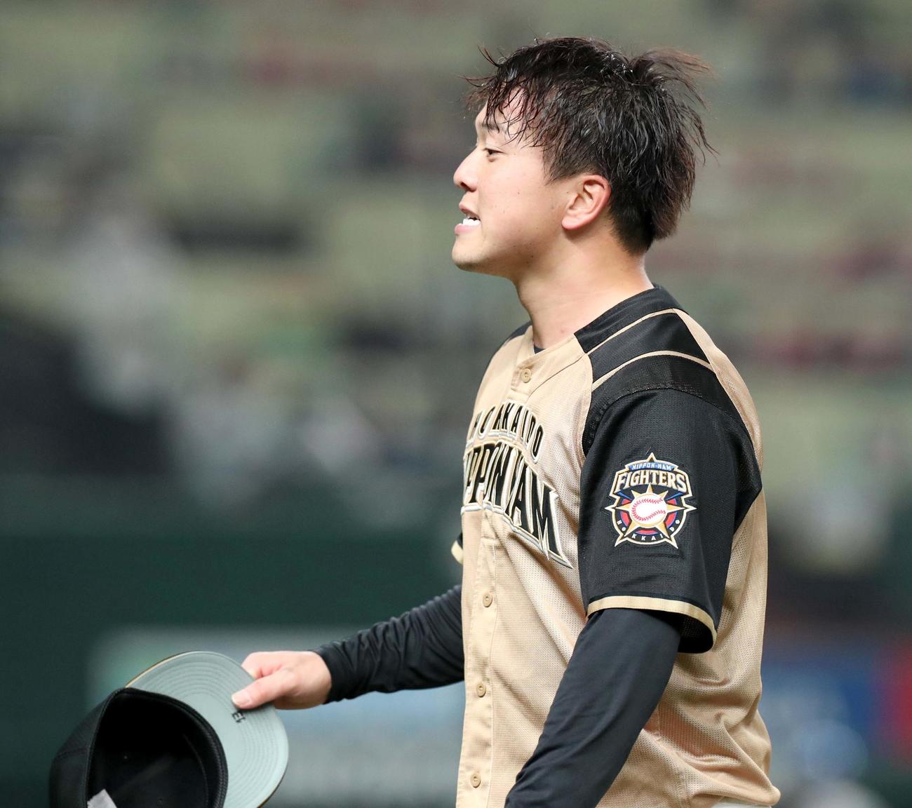 西武対日本ハム　追加点を許しがっかりした様子でベンチに戻る日本ハム生田目（撮影・佐藤翔太）
