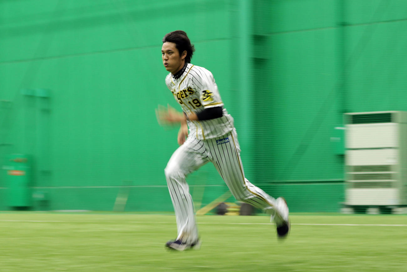 室内練習場でダッシュを繰り返す阪神藤浪（撮影・前田充）