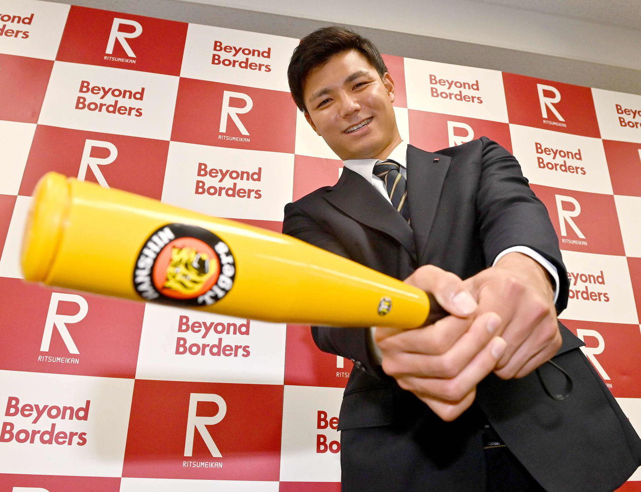 阪神ドラフト4位の立命大・栄枝はバットを手に笑顔を見せる（撮影・上田博志）