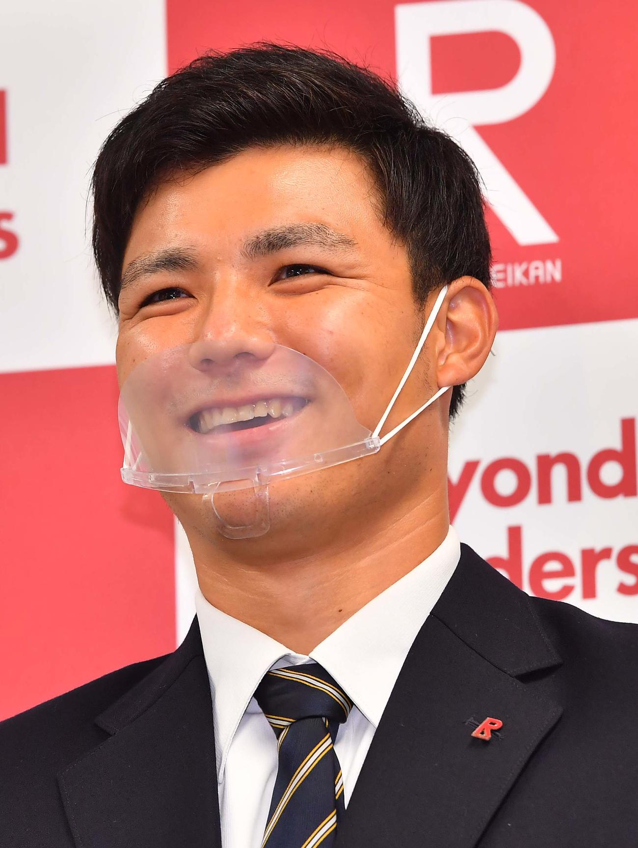 阪神ドラフト4位指名の立命大・栄枝はスカウトから指名あいさつを受けインタビューに応える（撮影・上田博志）