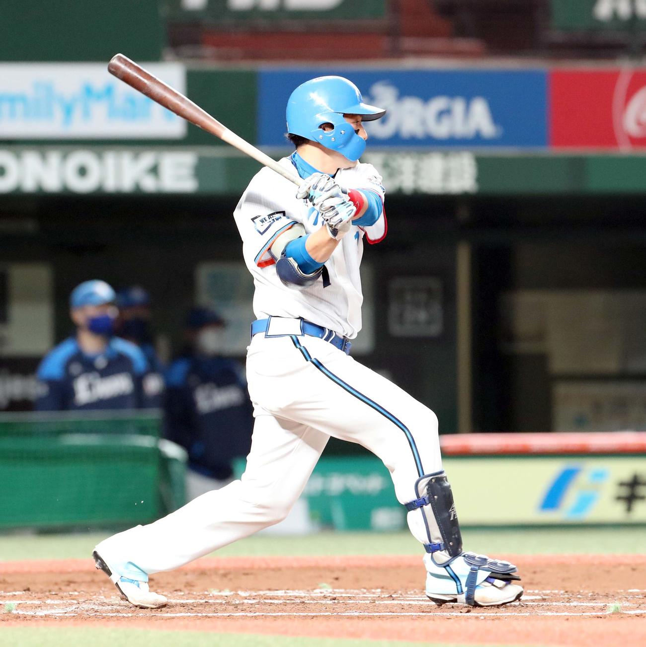 西武対日本ハム　1回裏西武1死二、三塁、栗山は先制となる左前適時打を放つ（撮影・佐藤翔太）