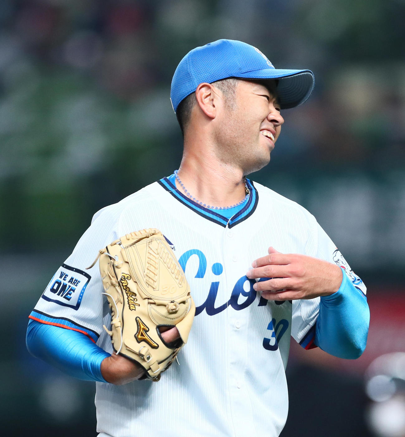 西武対日本ハム　2回を無失点で終え笑顔でベンチに戻る西武先発の榎田（撮影・足立雅史）