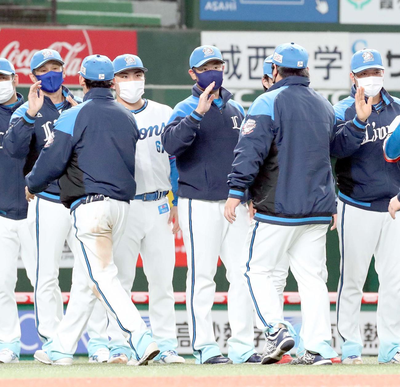 西武対日本ハム　試合終了後、西武ナインを出迎える榎田（中央）（撮影・佐藤翔太）