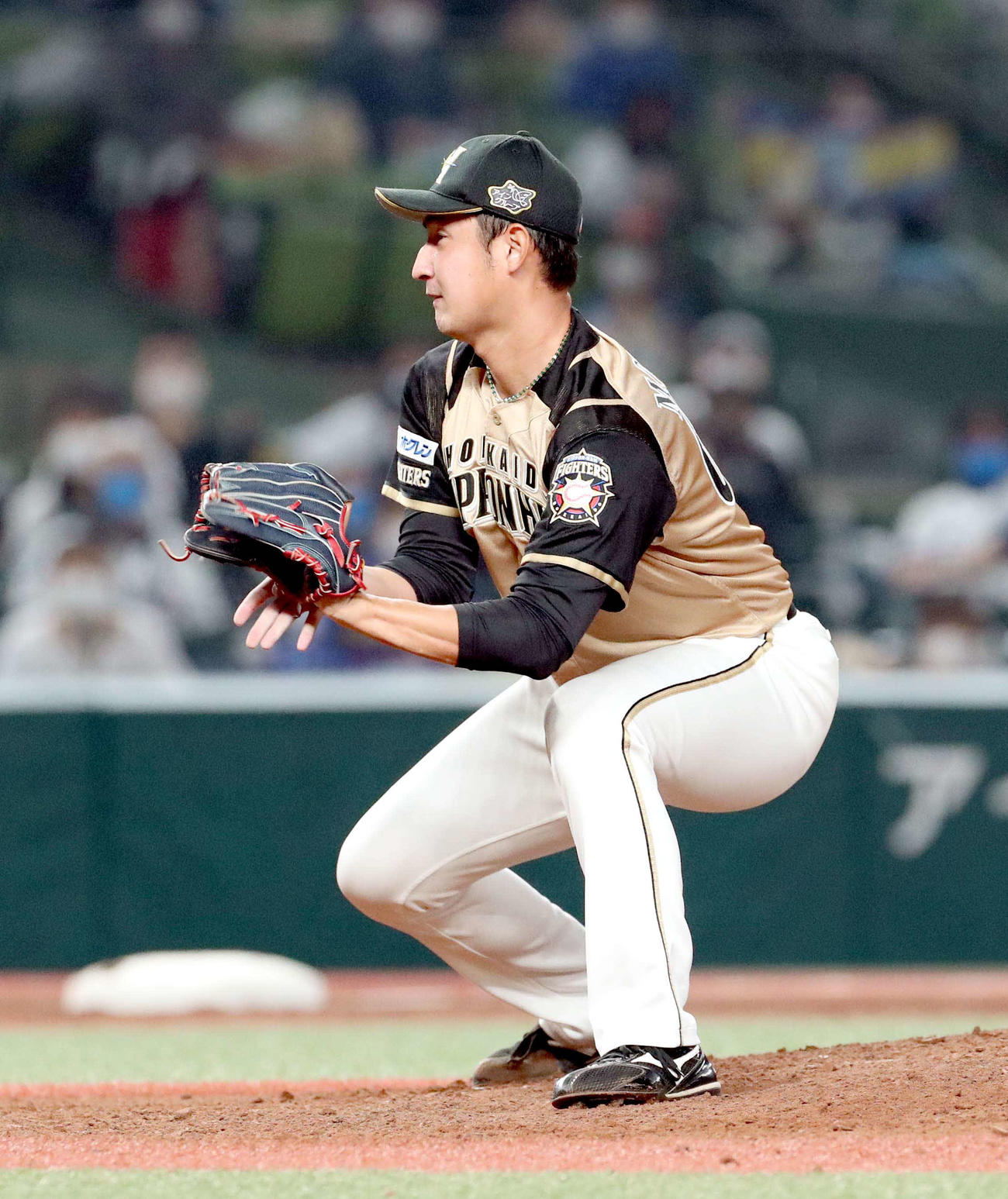 西武対日本ハム　7回裏西武2死二、三塁、金子の打球を好捕する日本ハム望月（撮影・佐藤翔太）