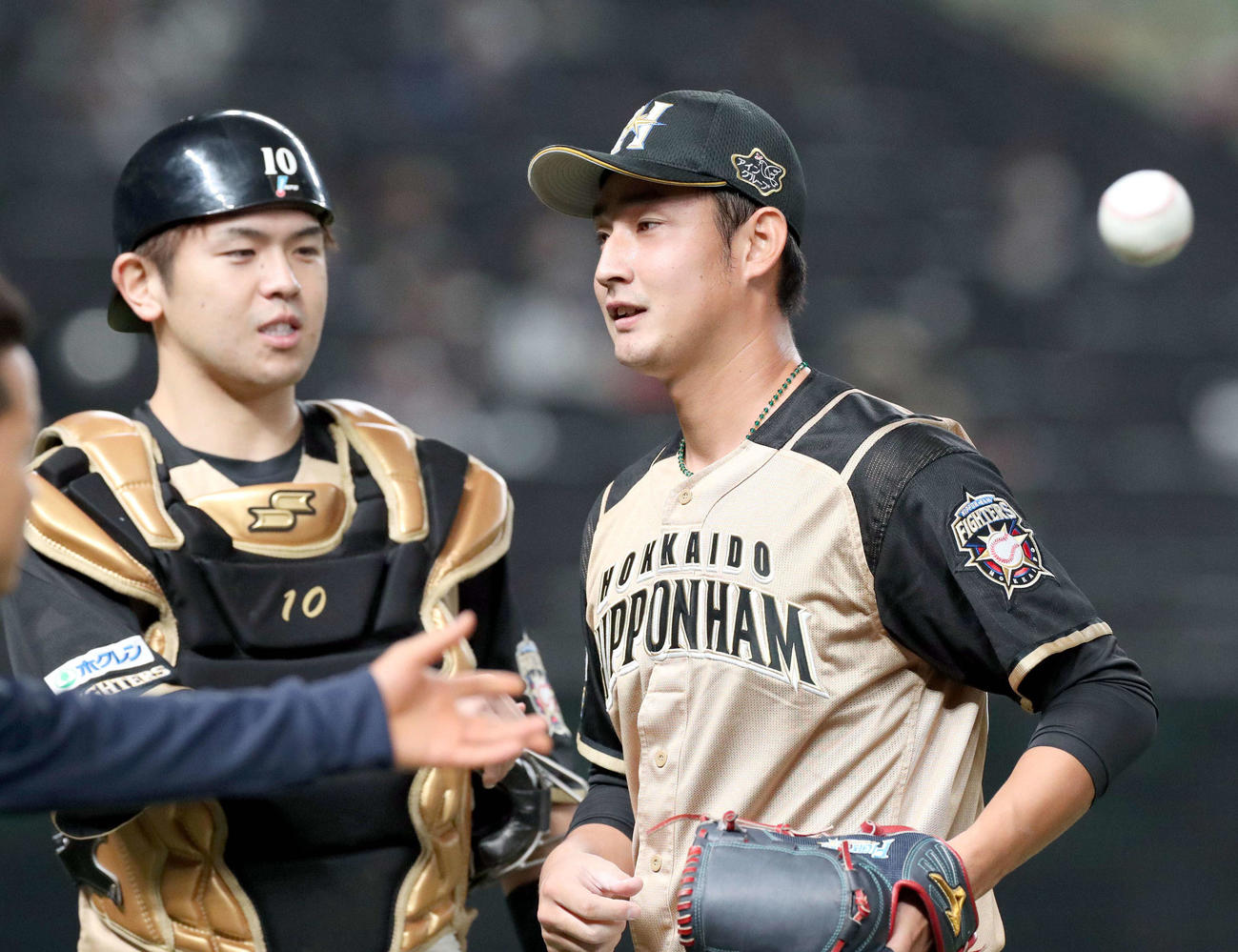 西武対日本ハム　7回裏を無失点に抑え笑顔でベンチに戻る日本ハム望月（右）（撮影・佐藤翔太）