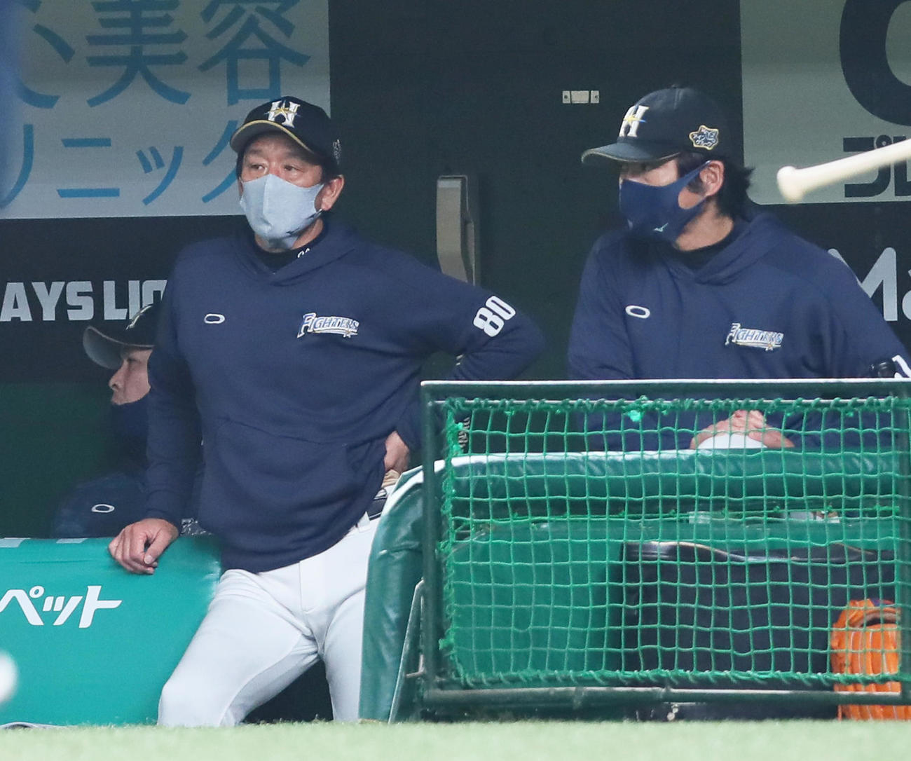 西武対日本ハム　戦況を見つめる日本ハム栗山監督（左）（撮影・足立雅史）