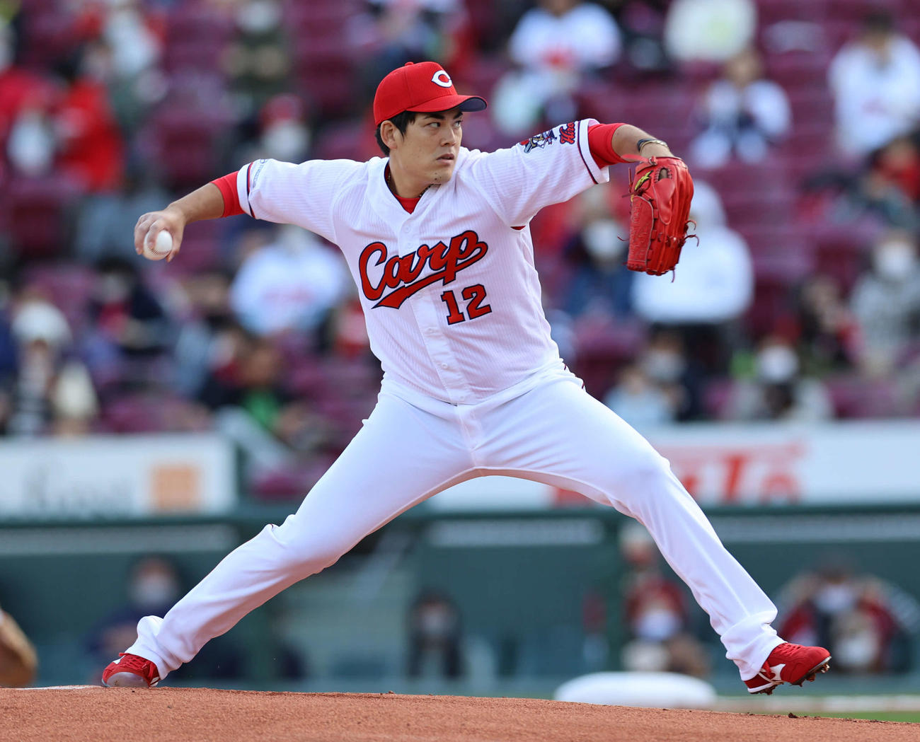 広島対巨人　力投する広島先発の九里（撮影・河野匠）