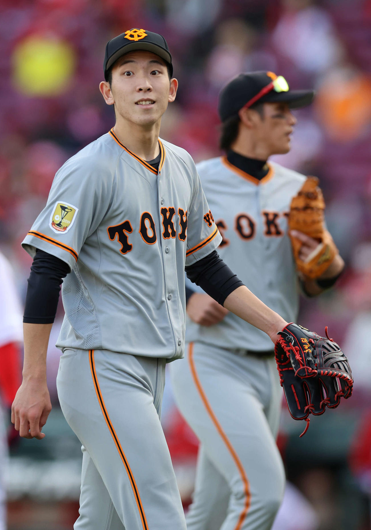 広島対巨人　6回裏を無失点で切り抜け、笑顔で引き揚げる戸郷（手前）。後方は陽岱鋼（撮影・河野匠）