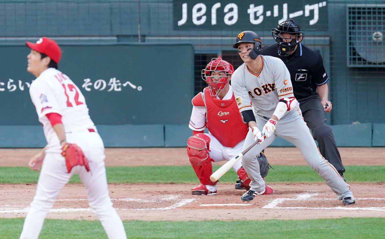 広島対巨人　8回表巨人無死、右飛に倒れる坂本。投手九里（撮影・江口和貴）