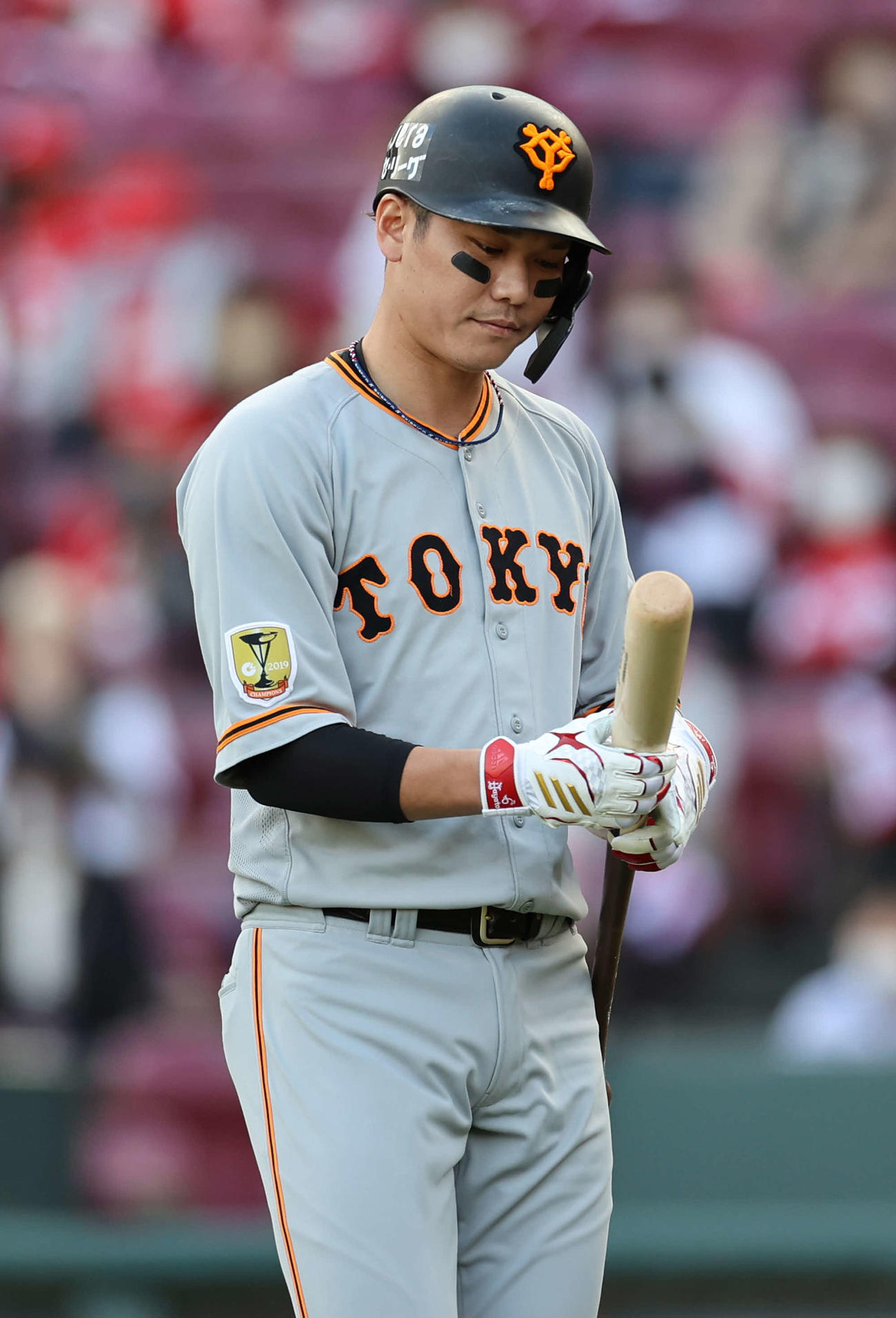 広島対巨人　8回表巨人無死、右飛に倒れバットを見つめながら引き揚げる坂本（撮影・河野匠）