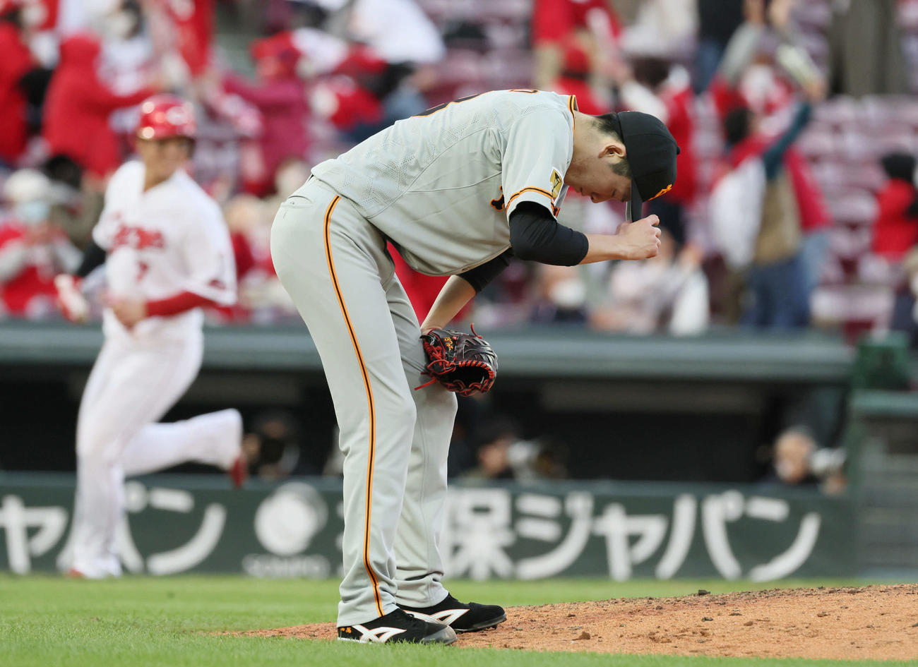 広島対巨人　9回裏広島1死一塁、菊池涼に同点の右越え2点本塁打を打たれた戸郷（撮影・加藤孝規）