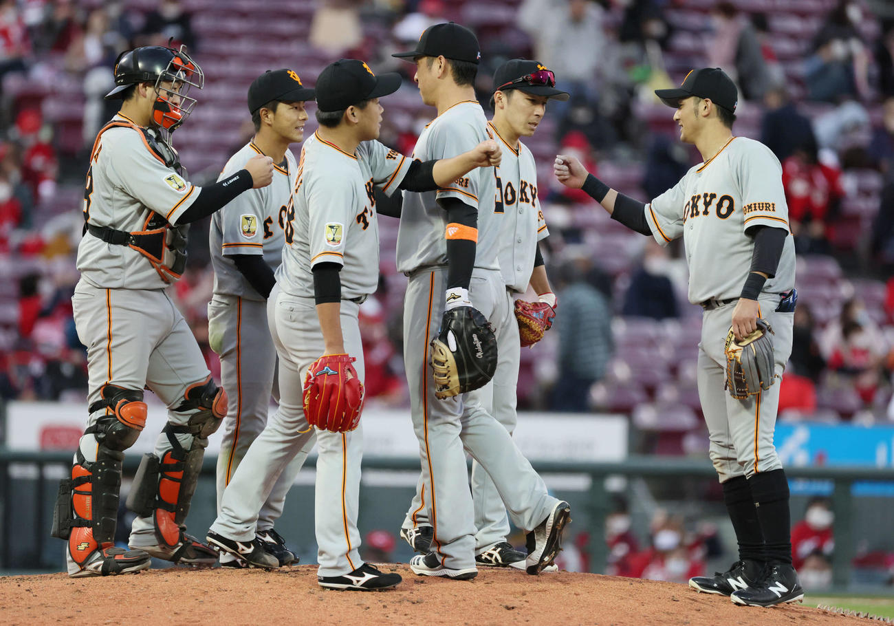 広島対巨人　10回、2対2のドローとなった巨人（撮影・加藤孝規）