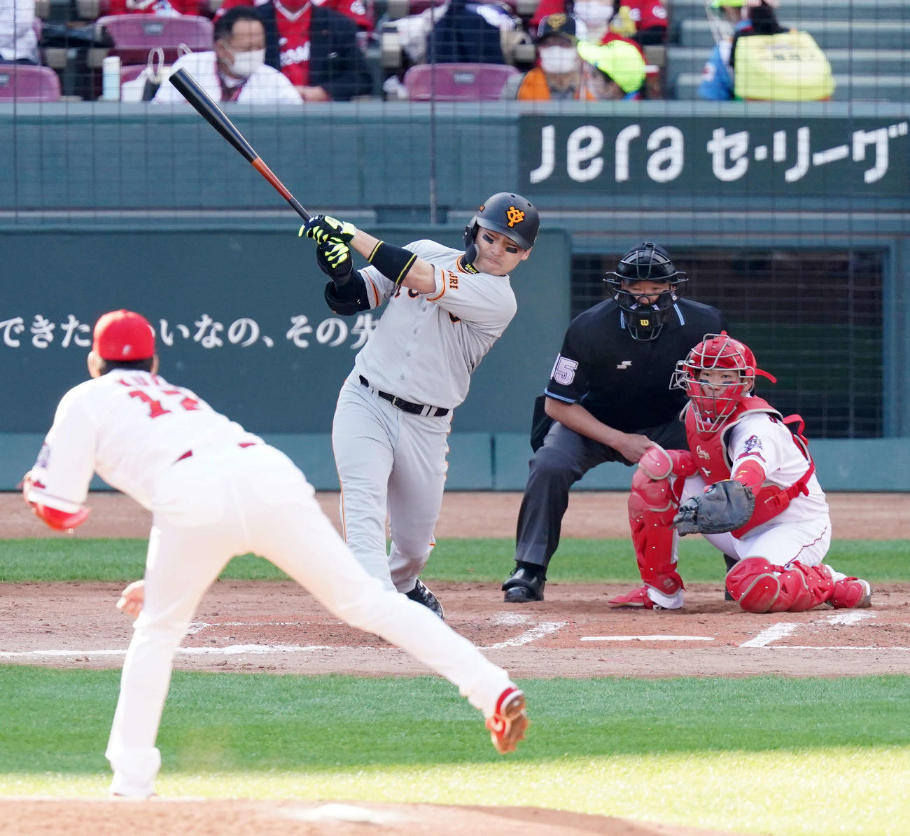 広島対巨人　4回表巨人1死一、二塁、先制適時二塁打を放つ丸。投手九里（撮影・江口和貴）