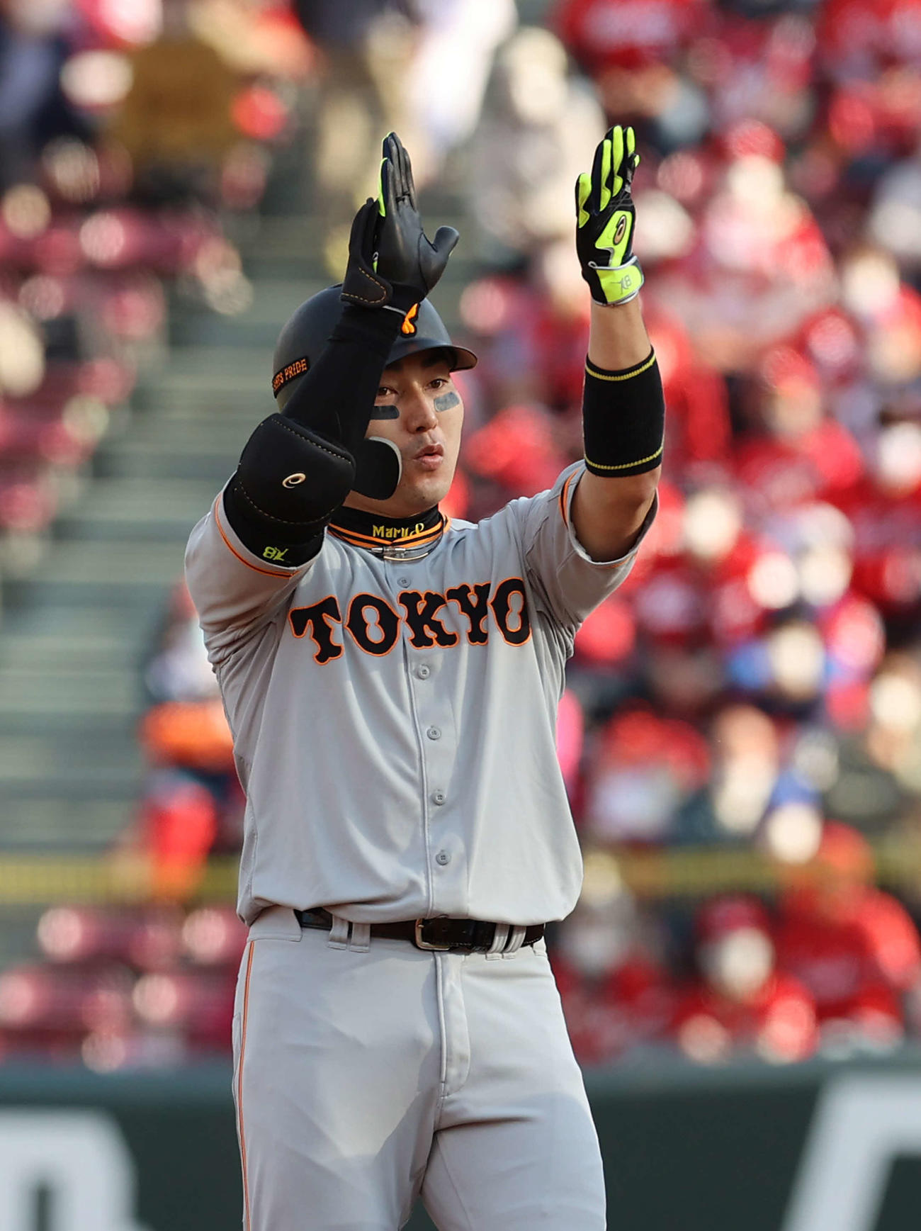 広島対巨人　4回表巨人1死一、二塁、右翼への先制適時二塁打を放ち手をたたく丸（撮影・河野匠）